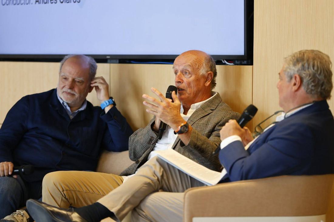 Ponents i públic conversant durant una taula rodona del Plogging Congress