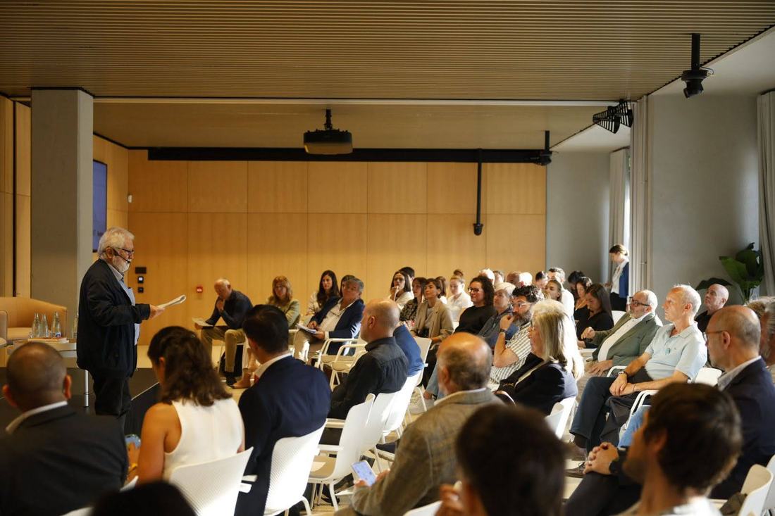 Sala plena de públic durant l'edició anterior del Plogging Congress al Port Olímpic de Barcelona